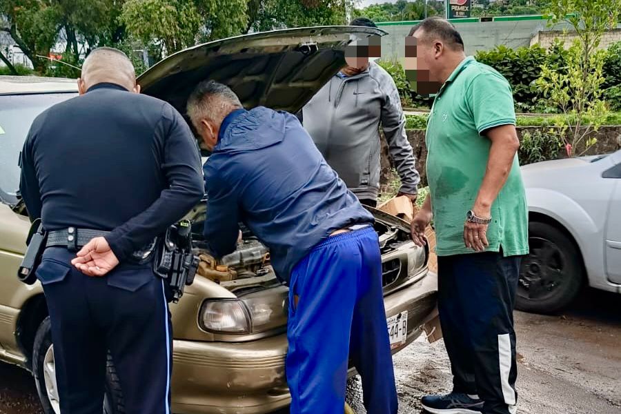 Seguridad Pública de la capital atiende a conductor de vehículo varado por inundación en Chimalpa